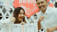 Pose pamer buku nikah yang tak biasa adik Vidi Aldiano dan istri. Foto: dok. Instagram Devina