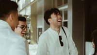 Vidi Aldiano turut hadir bersama sang adik, Vadi Akbar. Lihatlah senyum lebar Vidi Aldiano menyaksikan pernikahan Diva. Foto: dok. Instagram
