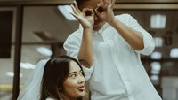 Menikahi sahabatmu sendiri, itulah yang dituliskan oleh Devina terhadap Diva. Foto: dok. Instagram Devina