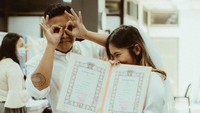 Pada momen pernikahan itu, Devina hanya mengenakan mini dress dan veiil. Sedangkan Diva, adik Vidi Aldiano mengenakan kemeja putih dan celana berwarna abu-abu.Foto: dok. Instagram Devina