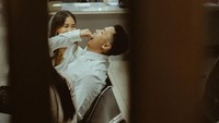 Pernikahan digelar sangat sederhana dan hanya dihadiri keluarga dekat. Meski begitu, Diva dan Devina memperlihatkan tawa bahagia dan pose-pose lucu pada momen tersebut. Foto: dok. Instagram Devina