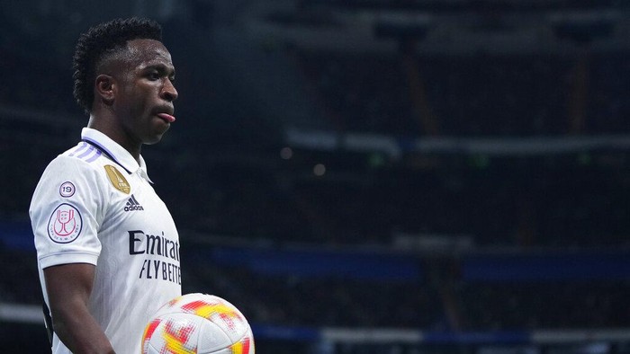 Real Madrids Vinicius Junior holds the ball during the Spanish Copa del Rey semi final, first leg soccer match between Real Madrid and Barcelona at Santiago Bernabeu stadium in Madrid, Spain, Thursday, March 2, 2023. (AP Photo/Manu Fernandez)