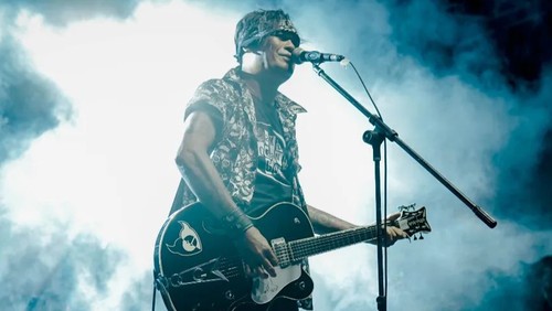 Vokalis Band Lolot Made Bawa. Lolot merupakan band rock dengan tembang Bali.