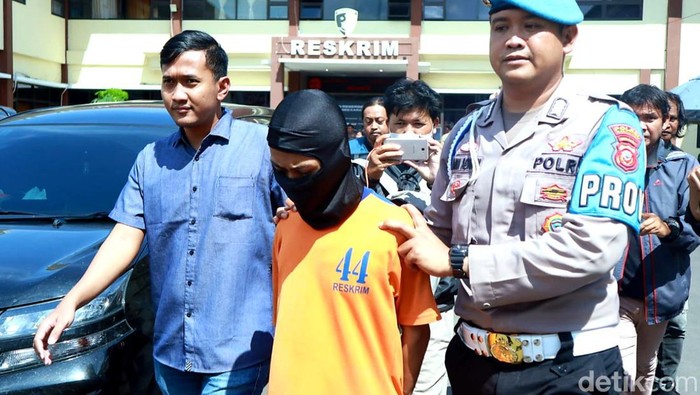Wakapolres Karawang Kompol Prasetyo Purbo Nurcahyo saat menunjukkan barang bukti kekerasan geng motor