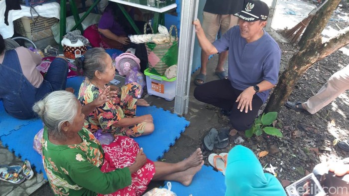 Wakil Bupati Ngawi Dwi Rianto menyapa pengungsi warga Karangtengah