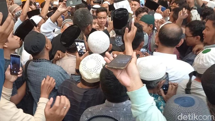 Wali Kota Solo Gibran Rakabuming Raka dikerumuni jemaah usai salat jumat di Masjid Raya Sheikh Zayed, Solo, Jumat (3/3/2023).