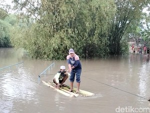 Banjir Bojonegoro, Warga Buat Perahu Rakit Pohon Pisang Untuk Aktivitas