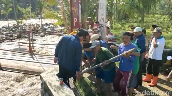 Warga di Pakuniran Probolinggo gotong royong memperbaiki jembatan yang patah karena diterjang banjir