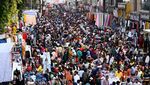Warga India Tumpah Ruah di Pasar Jelang Festival Holi