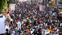 Sejumlah pasar di India dipadati pembeli menjelang perayaan Holi.  
