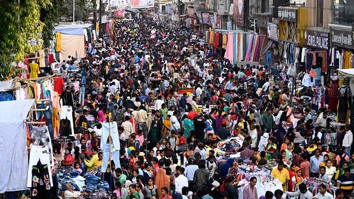 Warga India Tumpah Ruah di Pasar Jelang Festival Holi LUCKNOW, INDIA - MARCH 2: Huge crowd of shoppers gathered at Aminabad market ahead of Holi on March 2, 2023 in Lucknow, India. (Photo by Deepak Gupta/Hindustan Times via Getty Images)
