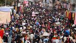 Warga India Tumpah Ruah di Pasar Jelang Festival Holi