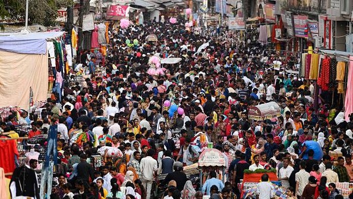 Warga India Tumpah Ruah di Pasar Jelang Festival Holi LUCKNOW, INDIA - MARCH 2: Huge crowd of shoppers gathered at Aminabad market ahead of Holi on March 2, 2023 in Lucknow, India. (Photo by Deepak Gupta/Hindustan Times via Getty Images)