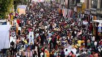 Kerumunan besar terlihat di Pasar Aminabad di Lucknow, India, Kamis (2/3/2023).  