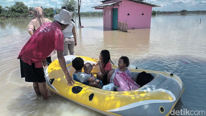 Warga Tangkil Sragen pakai perahu karet untuk antarjemput anak dan beraktivitas, Jumat (3/3/2023).