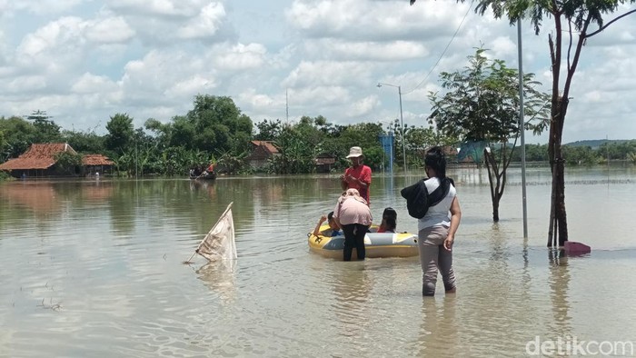 Warga Tangkil Sragen pakai perahu karet untuk antarjemput anak dan beraktivitas, Jumat (3/3/2023).