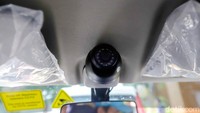 Tak hanya kenyamanan, Wira Wiri Suroboyo juga memperhatikan keamanan penumpang. Salah satunya dengan menempatkan CCTV di atas spion tengah bagian depan. Foto: Esti Widiyana/detikJatim