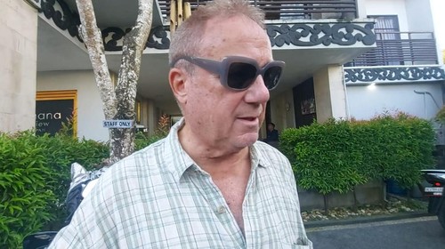 William, WNA yang memprotes suara ayam berkokok milik tetangganya menuding pemilik ayam melakukan judi tajen atau sabung ayam.