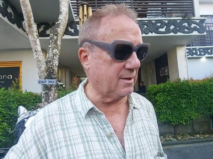 William, WNA yang memprotes suara ayam berkokok milik tetangganya menuding pemilik ayam melakukan judi tajen atau sabung ayam.