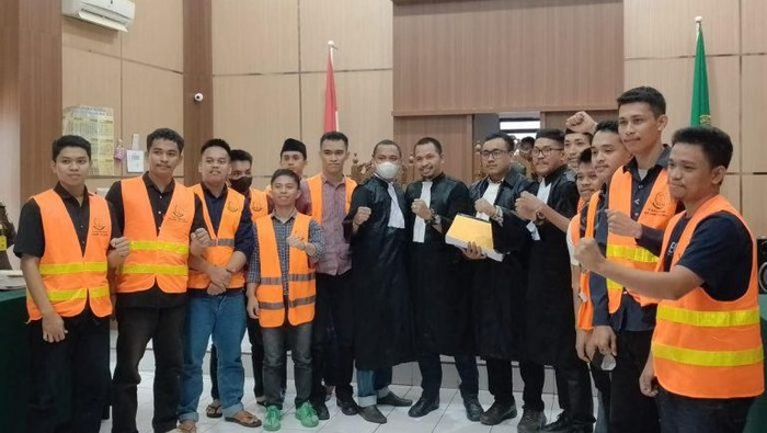 10 mahasiswa terdakwa demo maut di Palopo divonis bebas.