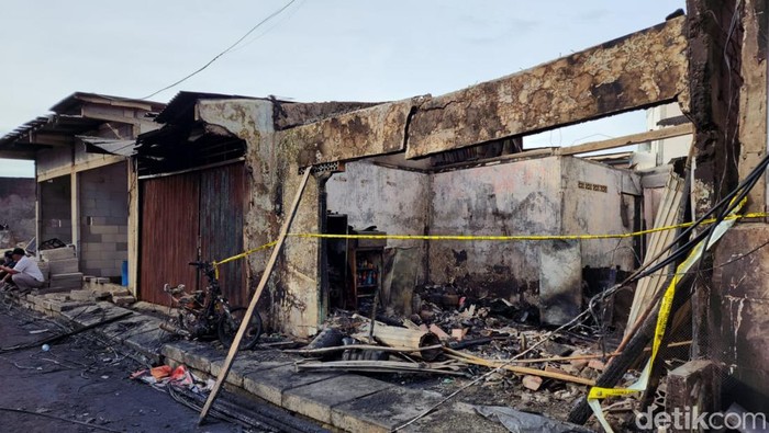 Kebakaran melanda Depo Pertamina Plumpang, Jakarta Utara, Jumat (3/3/2023) malam hari. Kebakaran tersebut merembet ke permukiman warga setempat.