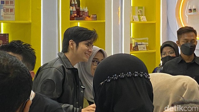 Kehadiran Angga Yunanda menjadi penutup yang manis untuk hari kedua Surabaya X Beauty 2023. Sang aktor disambut antusias penggemar.