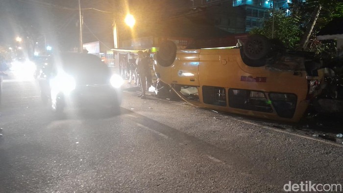 Angkot terbalik di Medan