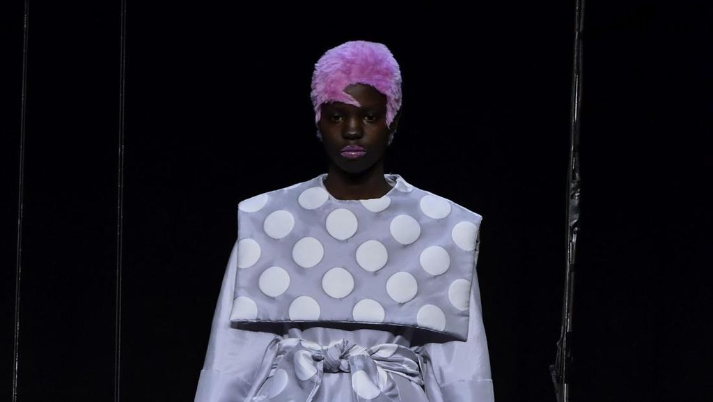 Canggih! Desainer Jepang Warnai Baju Pakai Sinar UV di Paris Fashion Week