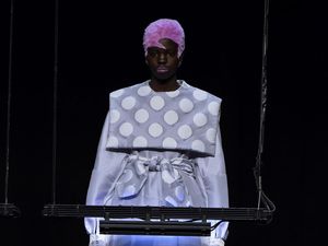 Canggih! Desainer Jepang Warnai Baju Pakai Sinar UV di Paris Fashion Week