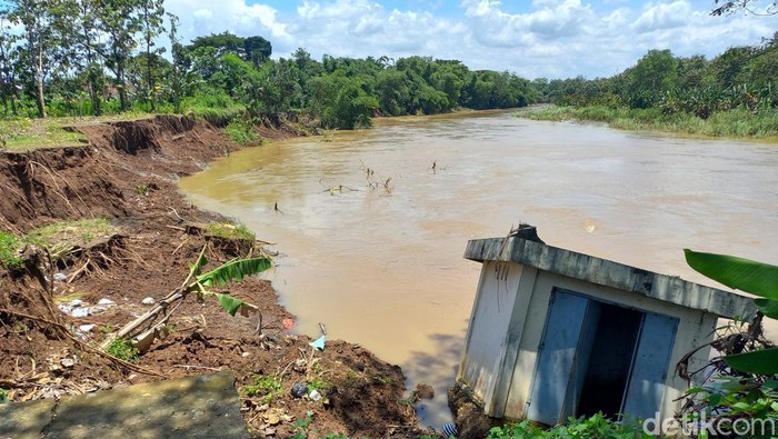 Bangunan di Kecamatan Tawangsari, Sukoharjo yang terdampak Erosi sungai Bengawan Solo, Sabtu (4/3/2023).