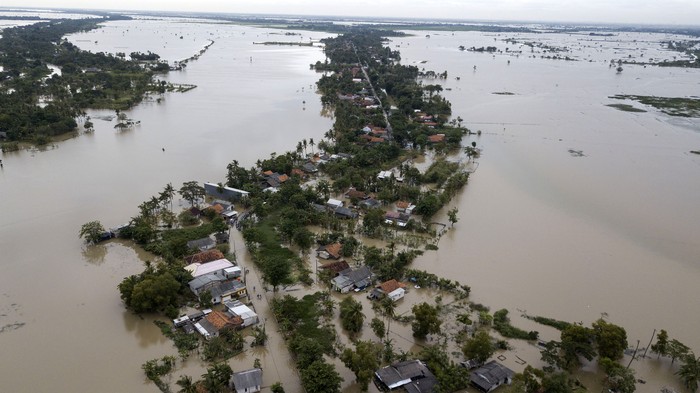 Foto udara kondisi banjir di Desa Harapan Jaya, Muaragembong, Kabupaten Bekasi, Jawa Barat, Sabtu (4/3/2023). Menurut data BPBD Kabupaten Bekasi sebanyak 162 titik di 18 Kecamatan masih terdampak banjir dan pemerintah setempat telah menetapkan darurat bencana hidrometeorologi. ANTARA FOTO/ Fakhri Hermansyah/foc.
