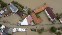 Pemerintah setempat telah menetapkan darurat bencana hidrometeorologi.