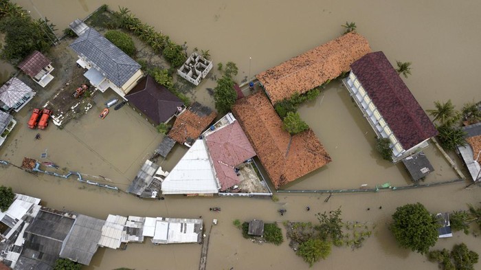 Foto udara kondisi banjir di Desa Harapan Jaya, Muaragembong, Kabupaten Bekasi, Jawa Barat, Sabtu (4/3/2023). Menurut data BPBD Kabupaten Bekasi sebanyak 162 titik di 18 Kecamatan masih terdampak banjir dan pemerintah setempat telah menetapkan darurat bencana hidrometeorologi. ANTARA FOTO/ Fakhri Hermansyah/foc.