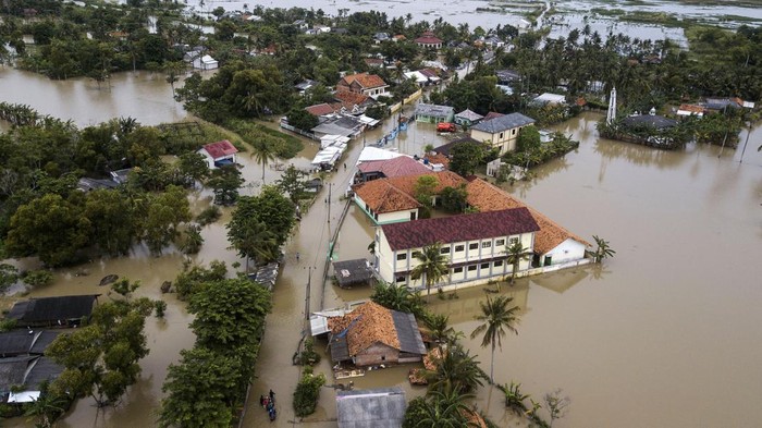 Foto udara kondisi banjir di Desa Harapan Jaya, Muaragembong, Kabupaten Bekasi, Jawa Barat, Sabtu (4/3/2023). Menurut data BPBD Kabupaten Bekasi sebanyak 162 titik di 18 Kecamatan masih terdampak banjir dan pemerintah setempat telah menetapkan darurat bencana hidrometeorologi. ANTARA FOTO/ Fakhri Hermansyah/foc.
