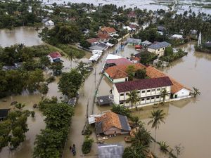 Video: Sejumlah Wilayah di Bekasi Masih Banjir, Ketinggian Air Capai 3 Meter