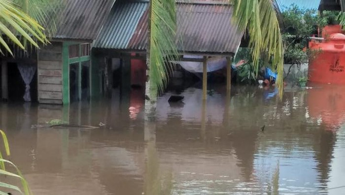 Banjir terjang permukiman warga di Bengkayang, Kalbar.