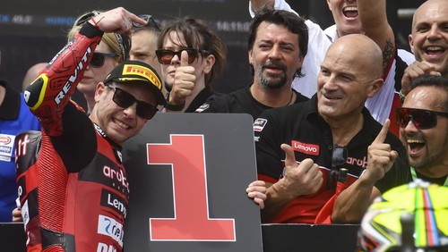 Alvaro Bautista berhasil menjadi yang tercepat pada race 1 World Superbike (WSBK) Mandalika, Sabtu (4/3). Ia mengungguli sang juara bertahan Toprak Razgatlioglu.