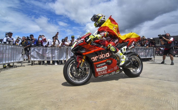 Alvaro Bautista berhasil menjadi yang tercepat pada race 1 World Superbike (WSBK) Mandalika, Sabtu (4/3). Ia mengungguli sang juara bertahan Toprak Razgatlioglu.