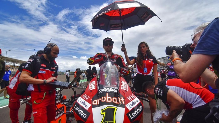 Bautista Tercepat di Race 1 WSBK Mandalika Alvaro Bautista berhasil menjadi yang tercepat pada race 1 World Superbike (WSBK) Mandalika, Sabtu (4/3). Ia mengungguli sang juara bertahan Toprak Razgatlioglu.