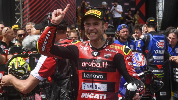 Alvaro Bautista berhasil menjadi yang tercepat pada race 1 World Superbike (WSBK) Mandalika, Sabtu (4/3). Ia mengungguli sang juara bertahan Toprak Razgatlioglu.