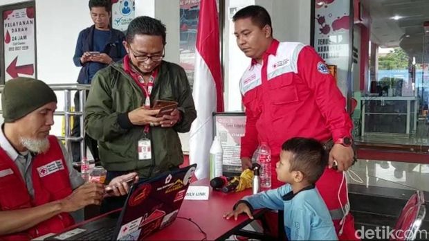 Bocah Ryan (6) kebingungan mencari ibunya yang hilang dalam kebakaran di Depo Plumpang, Jakut.