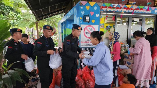 Brimob Polda Metro Jaya dirikan dapur lapangan bantu warga di lokasi kebakaran Depo Pertamina Plumpang, Jakut (dok.istimewa)