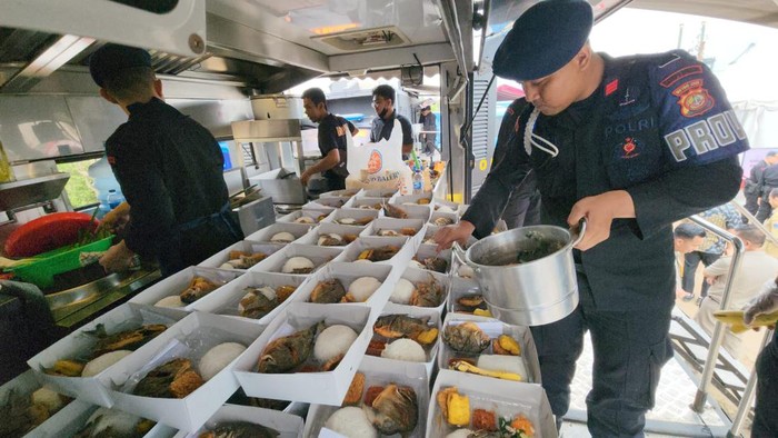 Brimob Polda Metro Jaya dirikan dapur lapangan bantu warga di lokasi kebakaran Depo Pertamina Plumpang, Jakut (dok.istimewa)
