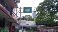Menempati ruko di Jalan Blora, Sudirman, Jakarta Selatan, Bubur Ayam Sunda pernah berjualan di dalam stasiun Sudirman. Hingga akhirnya area stasiun disterilkan dan para pedagang dipindahkan. Foto: detikcom