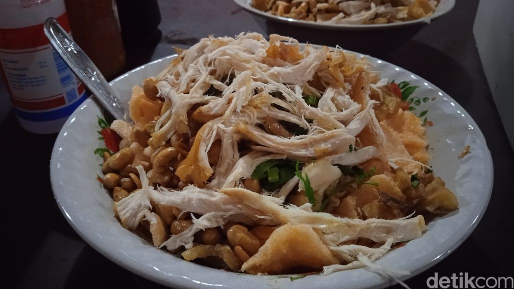 Eksis Sejak 1999, Bubur Ayam Ini Jadi Favorit 'Anker' Sudirman
