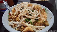 Salah satu yang menarik perhatian dari Bubur Ayam Sunda ini adalah toppingnya yang sangat melimpah. Galang seolah tak mengira-ngira saat menambahkan topping. Foto: detikcom