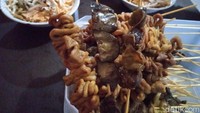 Per buahnya dipatok Rp 3.000 dengan isian yang padat. Jeroan ayam sebelumnya sudah diungkep dengan bumbu mirip bacem terlebih dahulu. Foto: detikcom