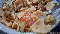 Bubur spesial dibanderol Rp 20.000. Perbedaannya bubur ini diberi topping telur ayam kampung rebus setengah matang. Foto: detikcom