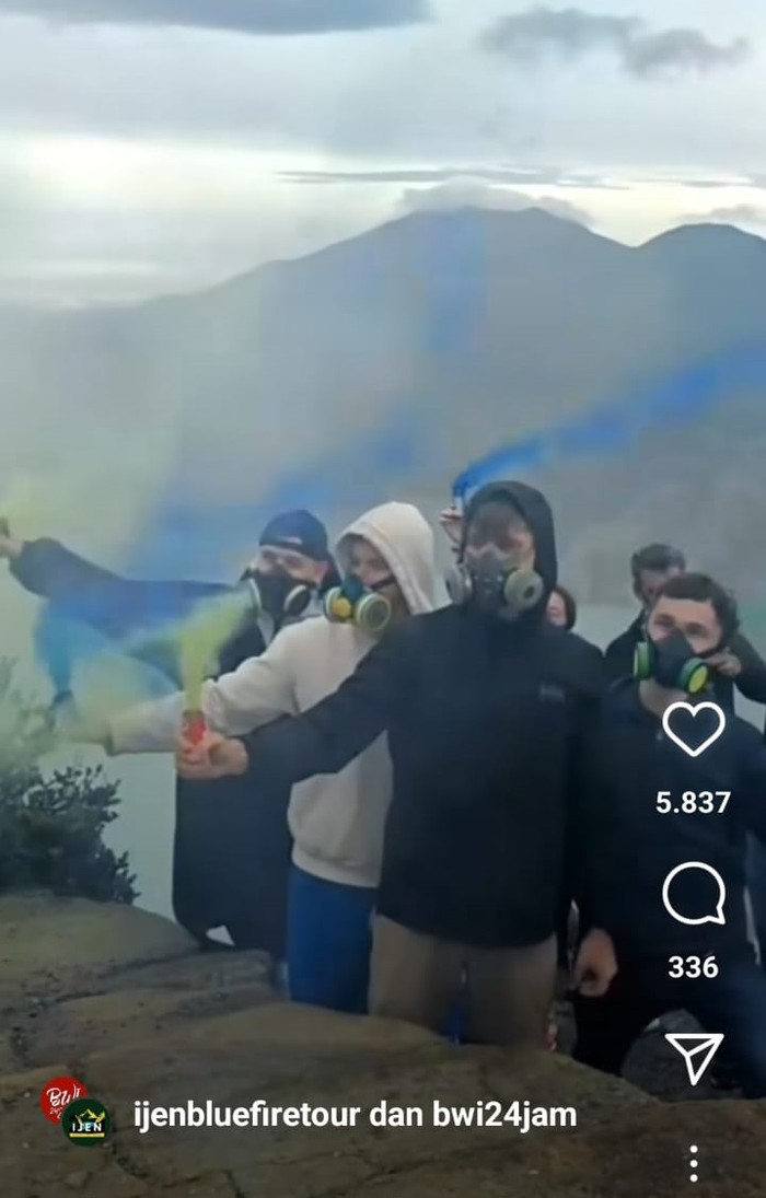 Bule ngawur nyalakan bom asap di Kawah Ijen.