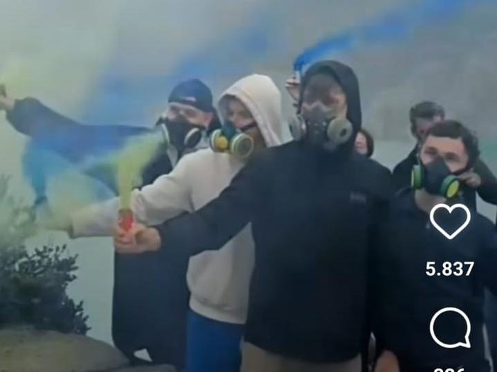 Bule ngawur nyalakan bom asap di Kawah Ijen.